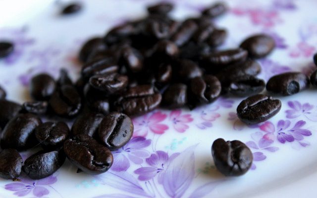 دانه قهوه کاملا سیاه